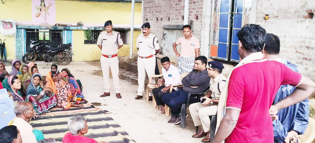 एसपी व सीएसपी ने बाढ़ प्रभावित क्षेत्रों का किया दौरा एसपी व सीएसपी ने बाढ़ प्रभावित क्षेत्रों का किया दौरा