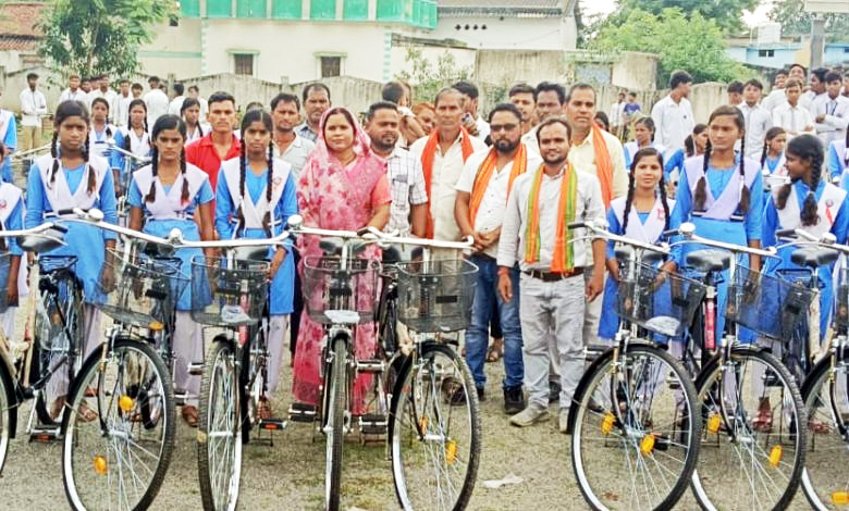 छात्राओं को मिली साइकिल