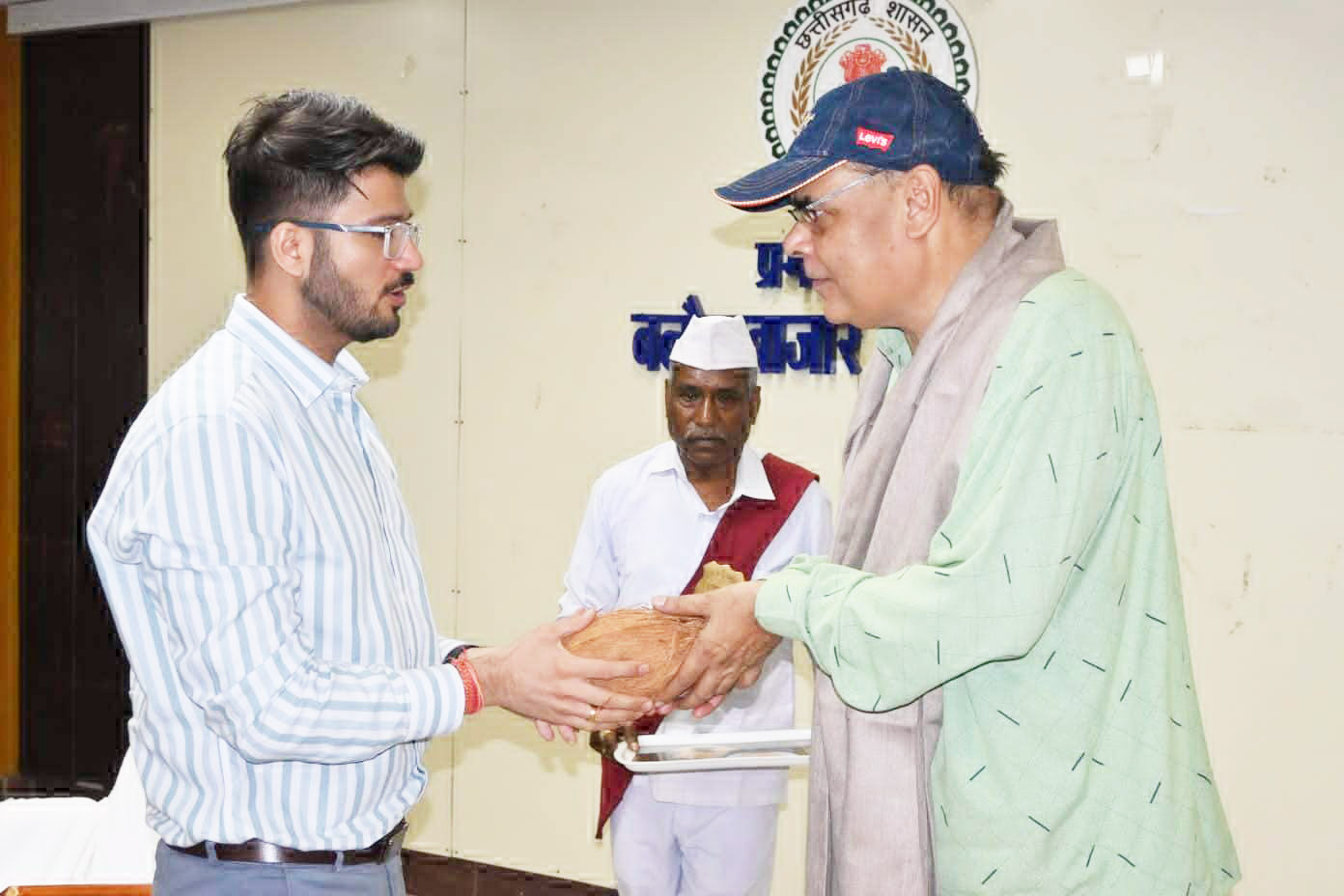 जिला खाद्य अफसर विमल दुबे की विदाई जिला खाद्य अफसर विमल दुबे की विदाई