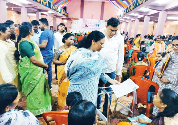 विधायक उसेंडी ने दिव्यांगों को बांटे उपकरण विधायक उसेंडी ने दिव्यांगों को बांटे उपकरण