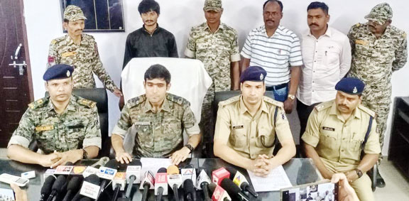 साप्ताहिक बाजार में चोरी, एक बंदी, पौने 20 लाख का आभूषण बरामद साप्ताहिक बाजार में चोरी, एक बंदी, पौने 20 लाख का आभूषण बरामद