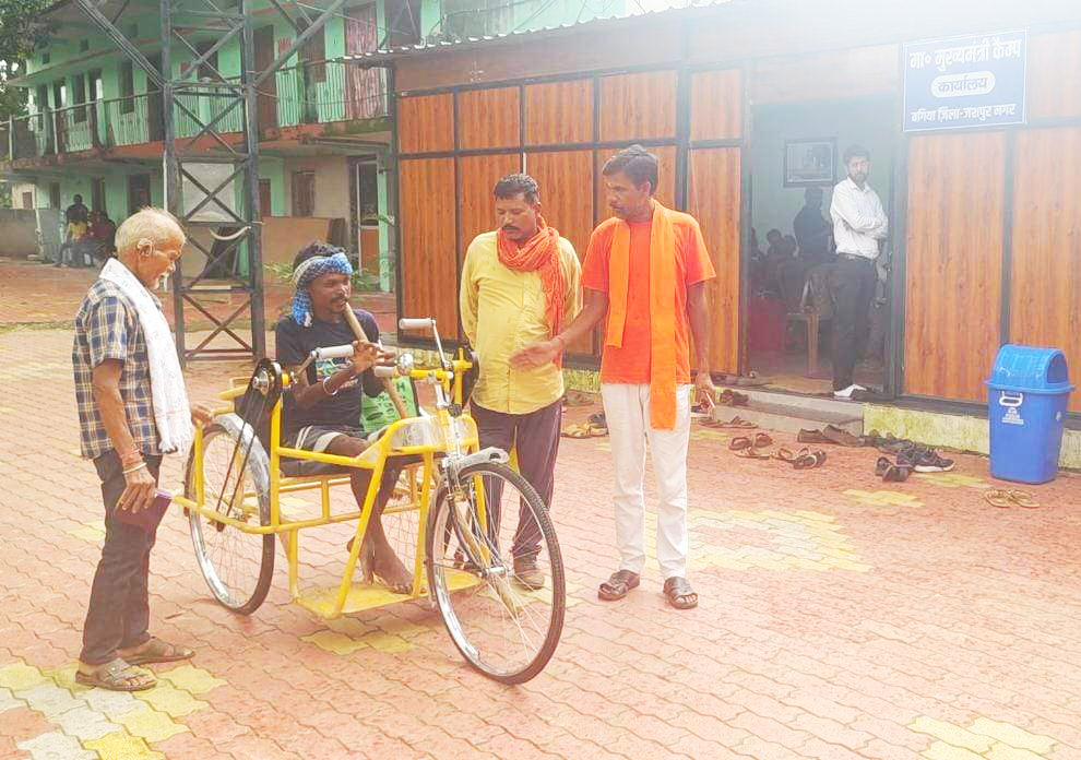 ई-रिक्शा पाकर टीबुल राम के चेहरे पर खिली मुस्कान, सीएम का जताया आभार