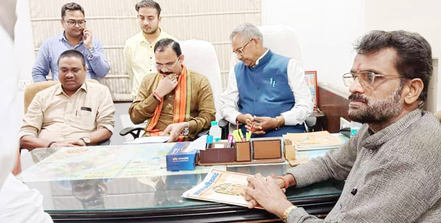 गरियाबंद में आयुष केंद्र खोलने स्वास्थ्य मंत्री से चर्चा गरियाबंद में आयुष केंद्र खोलने स्वास्थ्य मंत्री से चर्चा