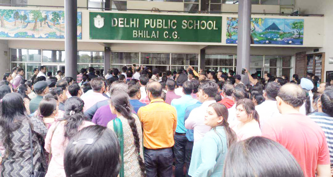 सोशल मीडिया पर दुष्प्रचार से डीपीएस के सैकड़ों पालकों में उपजा था आक्रोश सोशल मीडिया पर दुष्प्रचार से डीपीएस के सैकड़ों पालकों में उपजा था आक्रोश