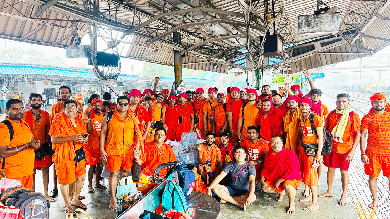 कांवरियों का जत्था बाबाधाम रवाना
