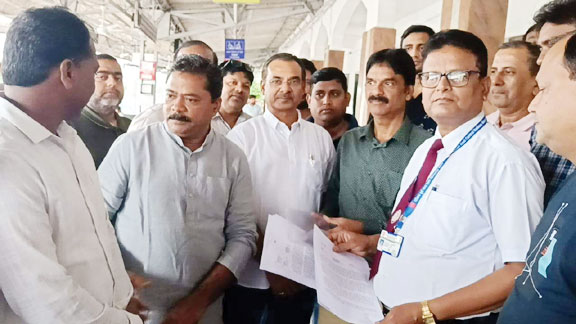 रेलवे की सवारी सेवाओं को जानबूझकर बीमार किया जा रहा है-कांग्रेस