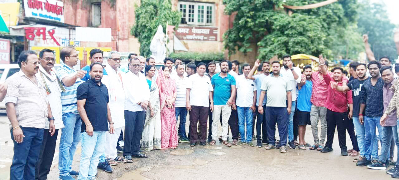 सांसद अनुराग ठाकुर का पुतला फूंका