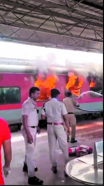 विशाखापट्टनम एक्सप्रेस की चार  बोगियों में आग, इनमें तीन एसी