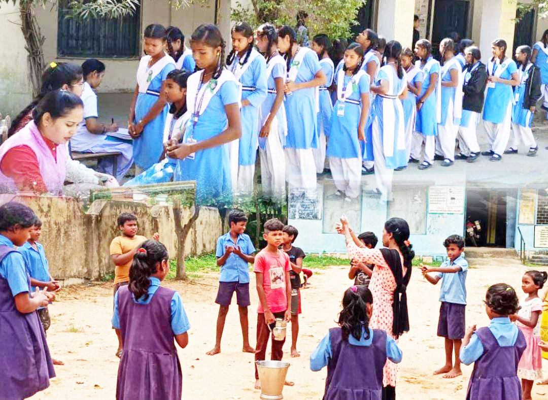 चिरायु टीम ने स्कूलों व आंबा में किया स्वास्थ्य परीक्षण