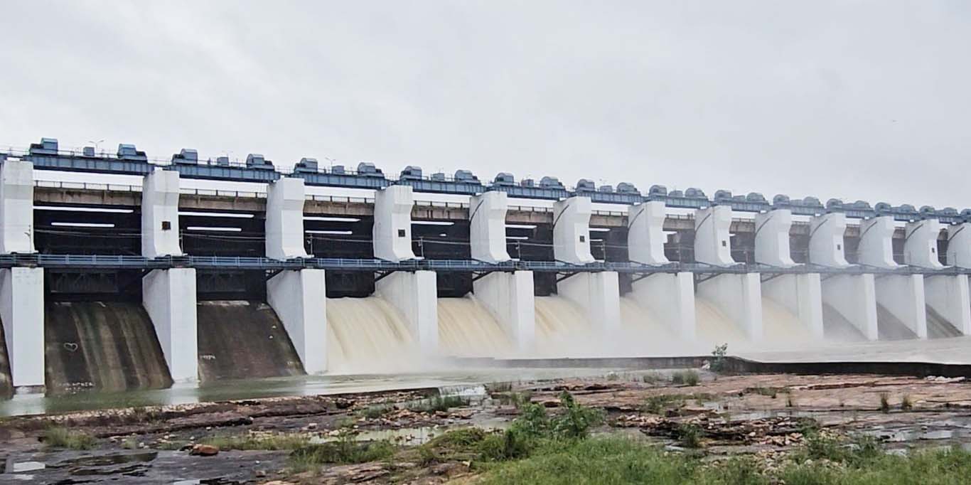  गंगरेल में 10 हजार क्यूसेक पानी की आवक,  5 गेट से छोड़ा जा रहा