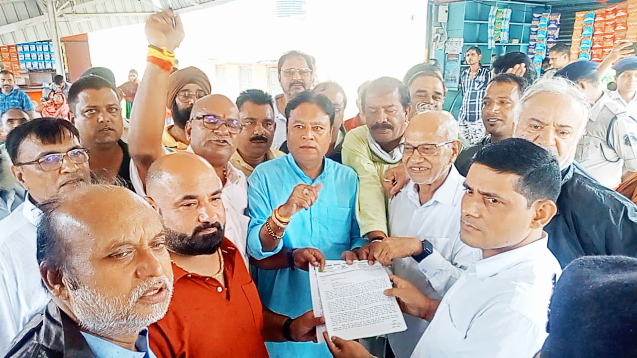 कांग्रेसियों ने सौंपा डीआरएम के नाम ज्ञापन