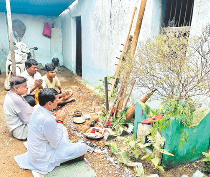 खेती के परंपरागत औजारों की पूजा कर मनाई हरेली खेती के परंपरागत औजारों की पूजा कर मनाई हरेली