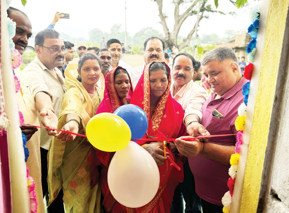 हरेली पर विधायक ने पीएम आवास के लाभार्थियों को कराया गृह प्रवेश