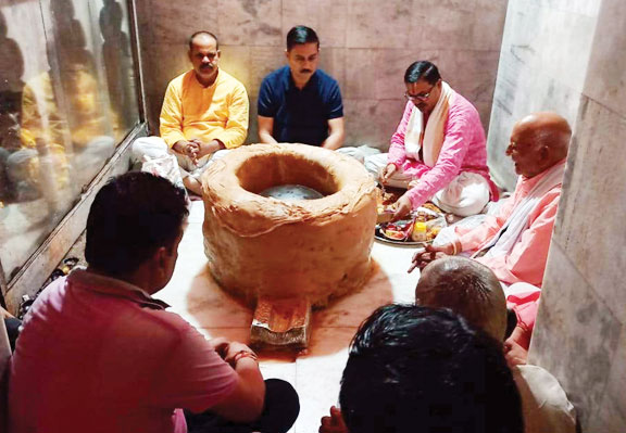 वैदिक मंत्रोच्चार के साथ दूध में डुबाये गये भगवान भोलेनाथ