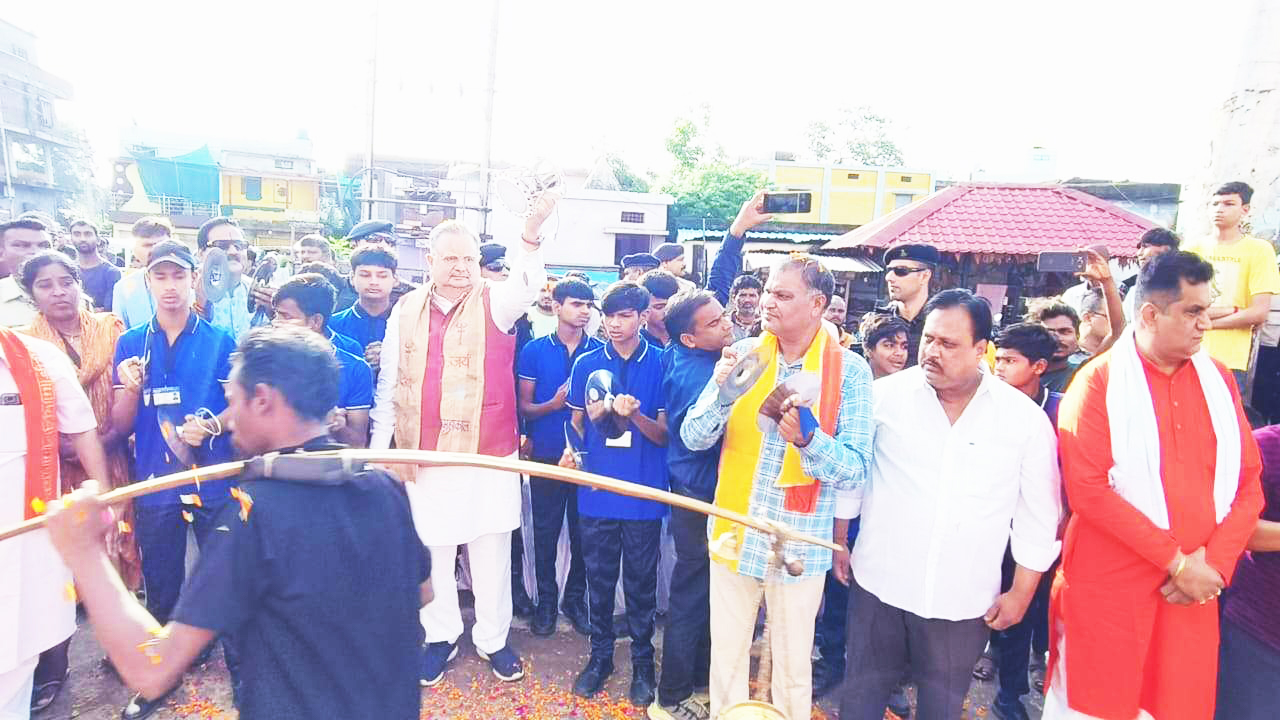 विस अध्यक्ष रमन ने बजाया डमरू तो मधु ने मंजीरा बजाकर शिवभक्तों का बढ़ाया हौसला