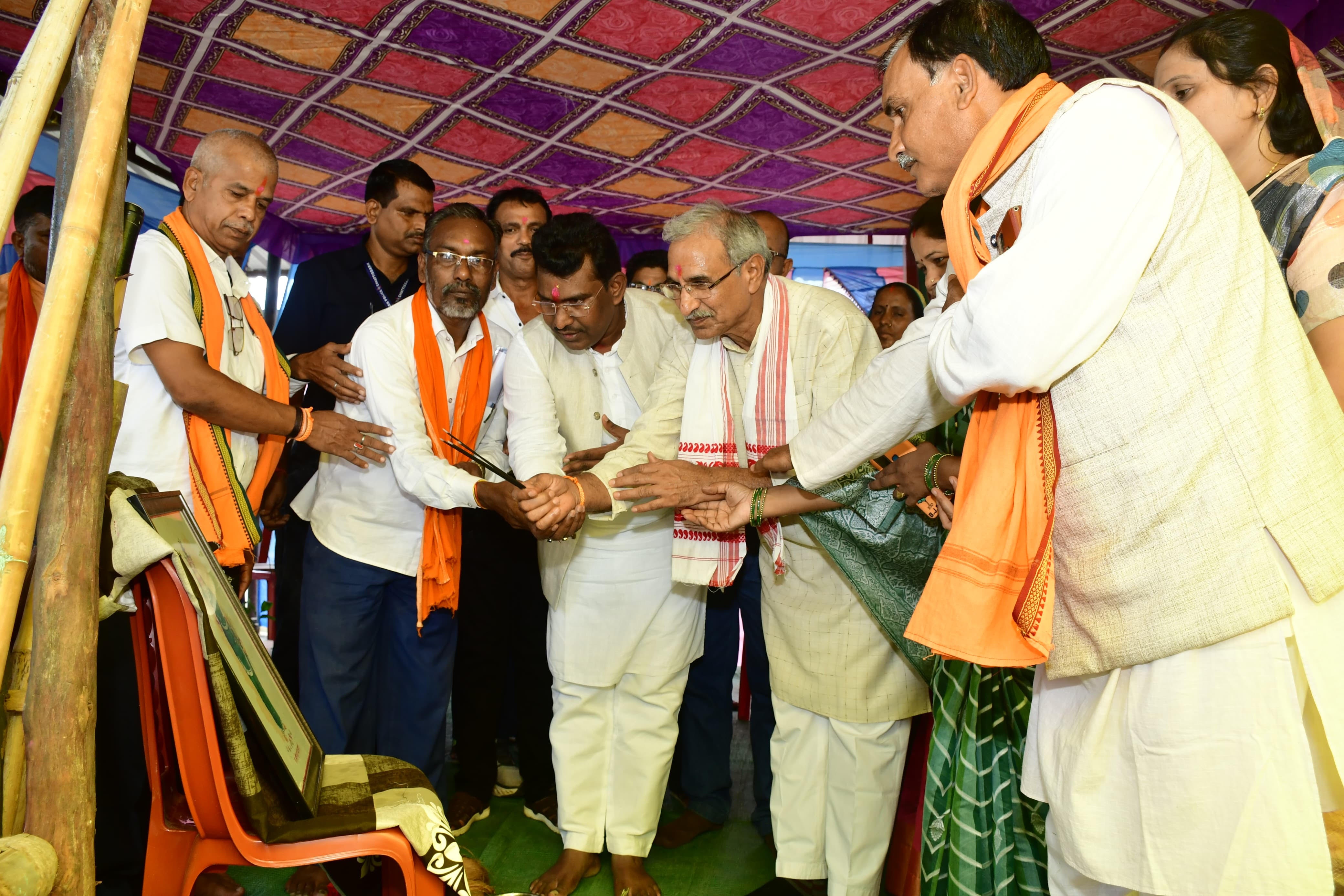 हरेली तिहार : विधायक व कलेक्टर ने किया पौधरोपण हरेली तिहार : विधायक व कलेक्टर ने किया पौधरोपण