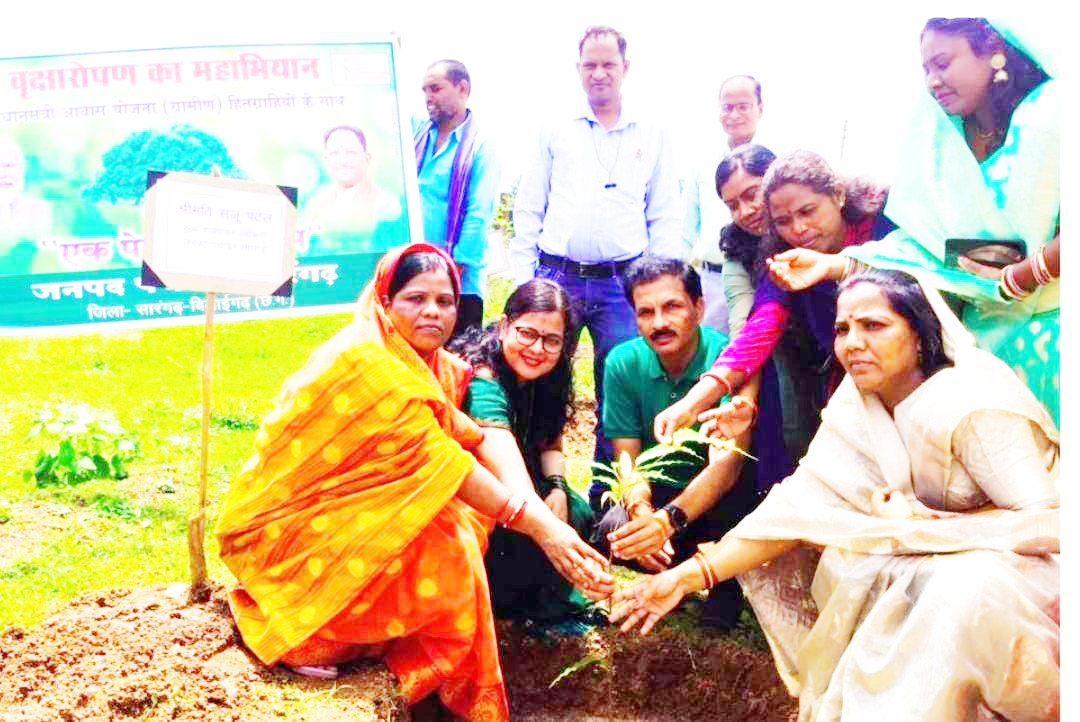 पीएम आवास में गृह प्रवेश पर किया पौधारोपण