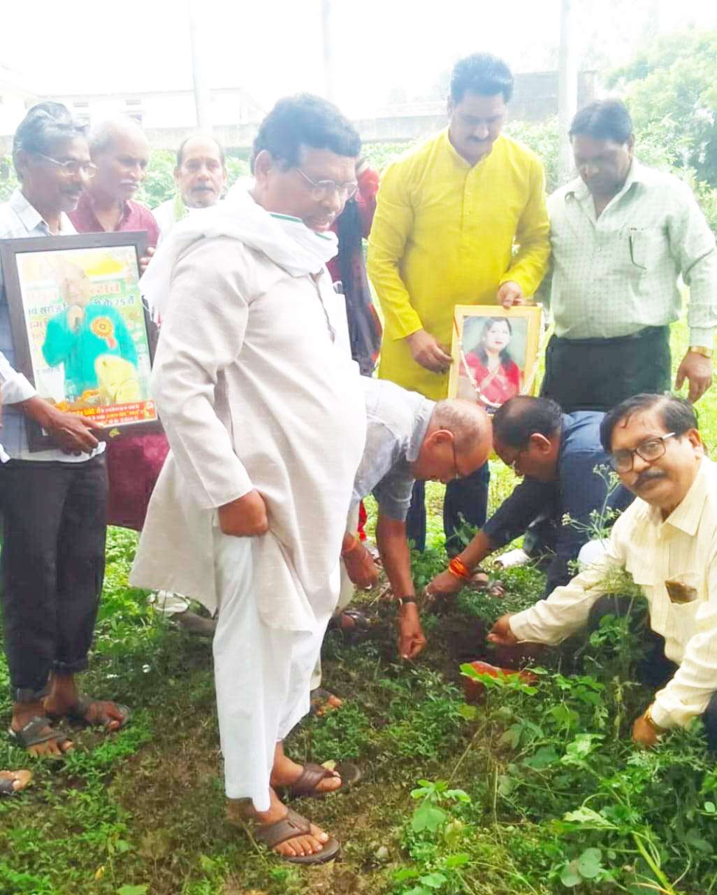 मूर्धन्यों की स्मृति में निगम परिसर में पौधरोपण