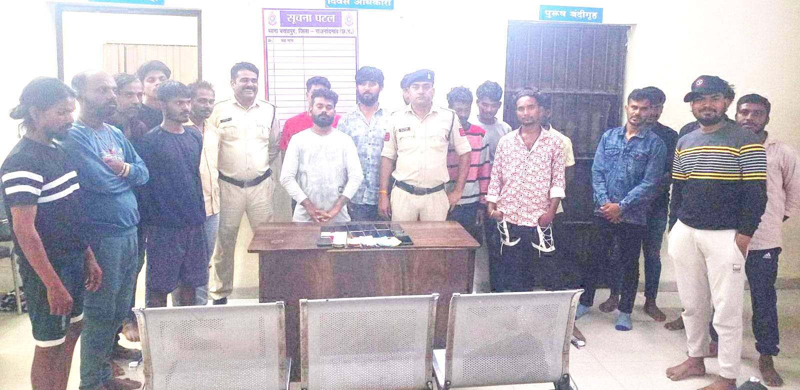 जुआ खेलते डेढ़ दर्जन पकड़ाए