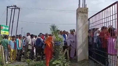 गिरफ्तार ग्रामीणों को छोडऩे गांव के सैकड़ों लोग पहुंचे थाने