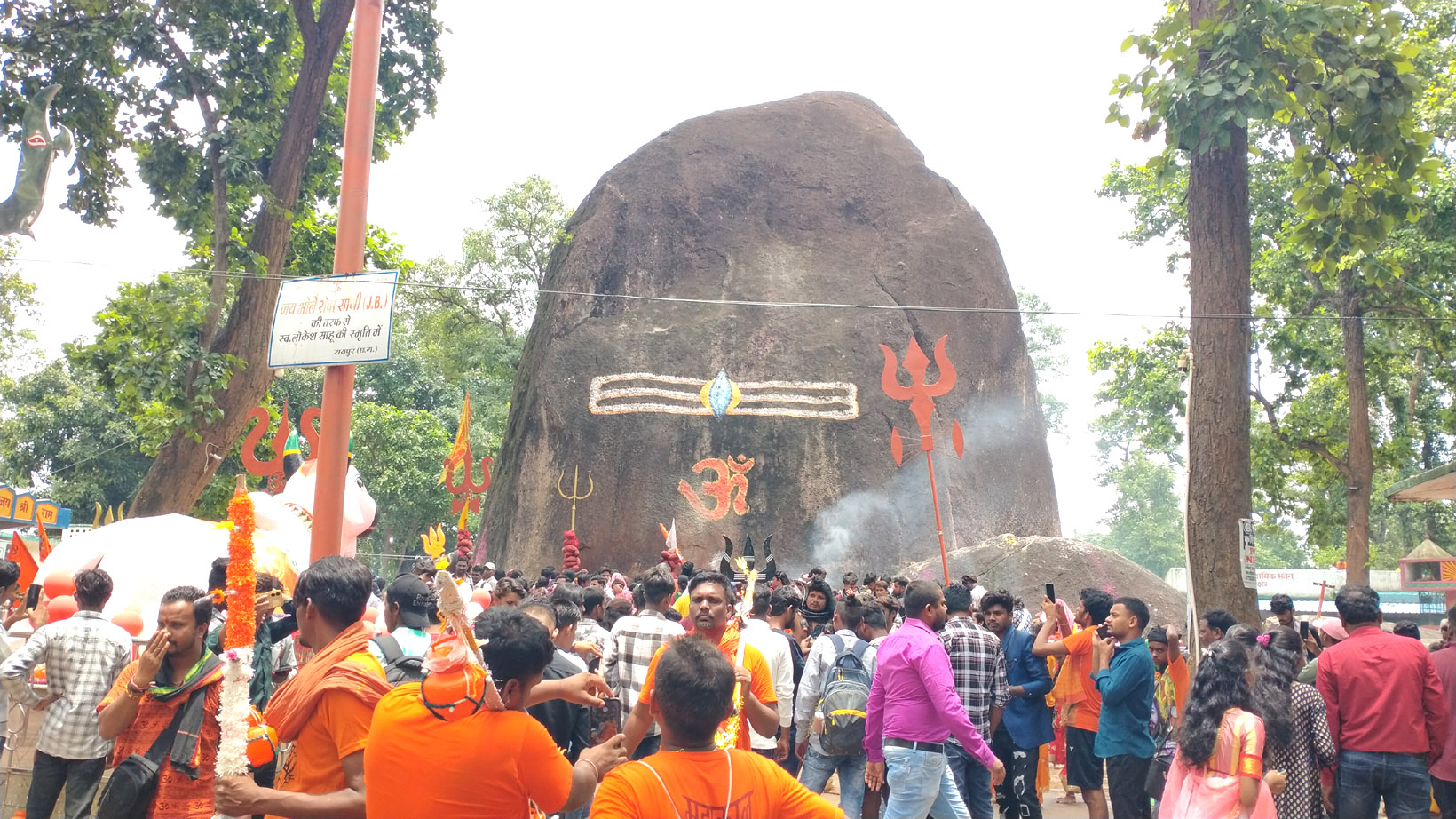 सावन के तीसरे सोमवार को भूतेश्वरनाथ में भक्तों का तांता सावन के तीसरे सोमवार को भूतेश्वरनाथ में भक्तों का तांता