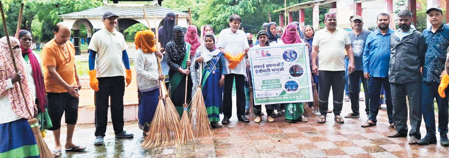 मुक्तिधाम में सफाई अभियान चला लोगों को किया स्वच्छता के प्रति जागरूक