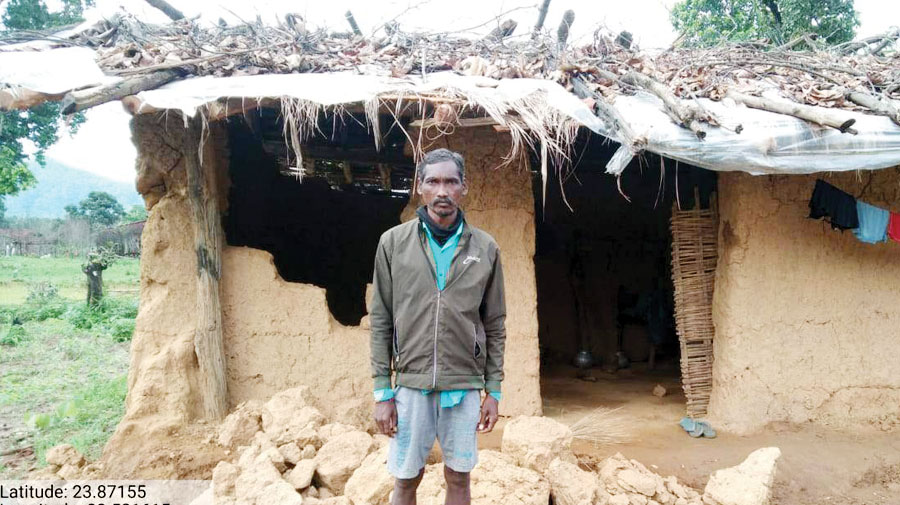 दल से बिछड़े हाथी ने तोड़े मकान, फसल को भी नुकसान