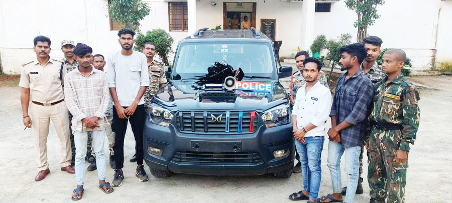 पुलिस की नेम प्लेट लगी गाड़ी जब्त, 4 बंदी पुलिस की नेम प्लेट लगी गाड़ी जब्त, 4 बंदी