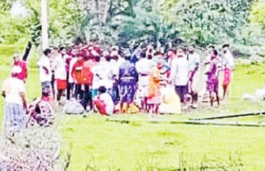 मृत महिला को रिमझिम बारिश में खुले आसमान के नीचे दी मुखाग्नि 