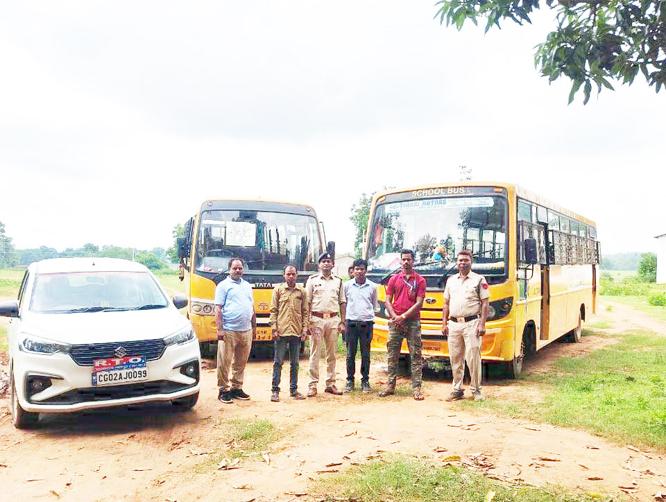 बारिश में डूबे रपटा-पुल से कराया पार सेंट जोसेफ स्कूल बसों के चालकों पर जुर्माना, लायसेंस निलंबित