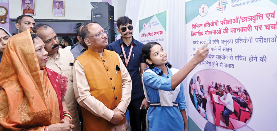 सीएम के सामने डिजिटल एप ई-जादुई पिटारा की खूबियों का प्रदर्शन