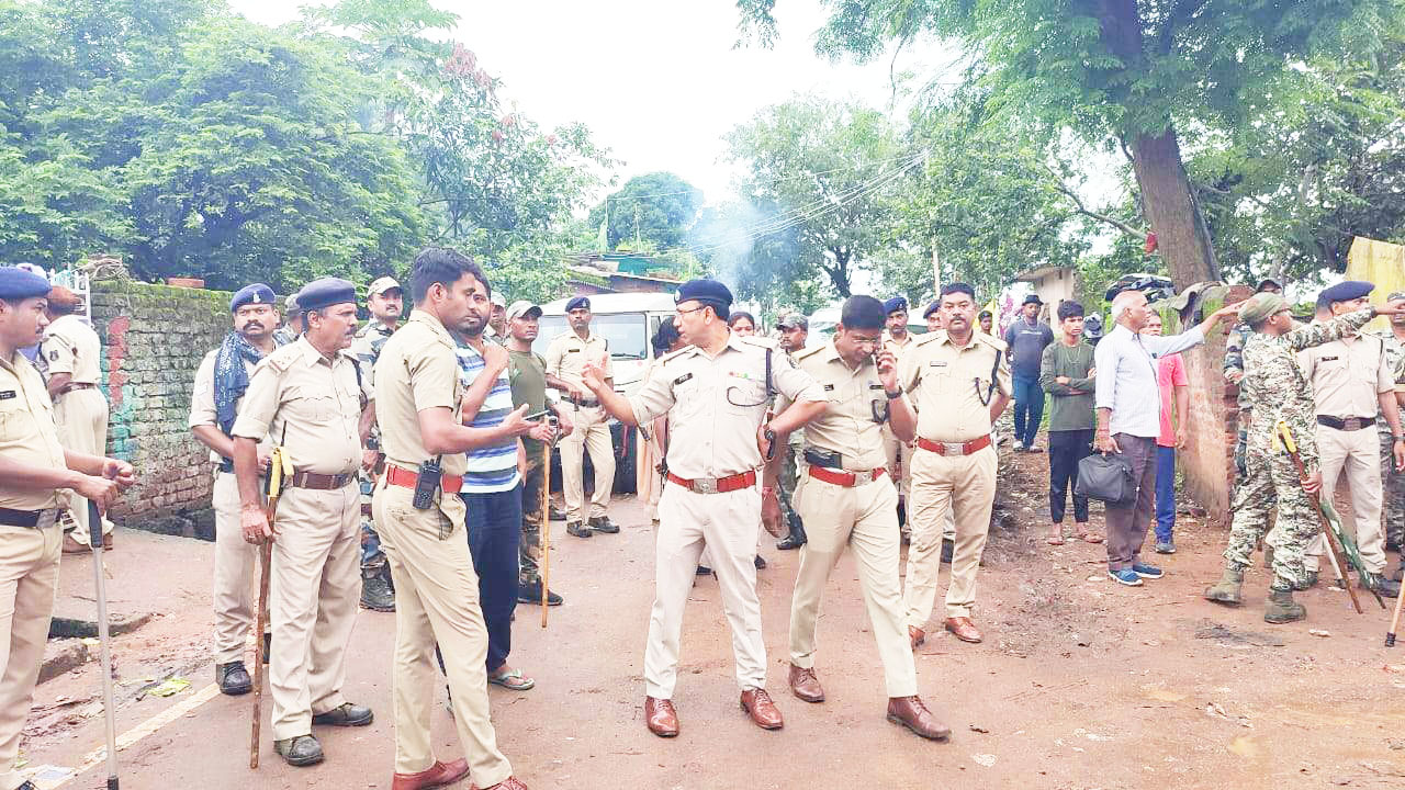  सीमावर्ती क्षेत्र में पुलिस की दबिश, 10 तस्कर बंदी, 37 मवेशी मुक्त