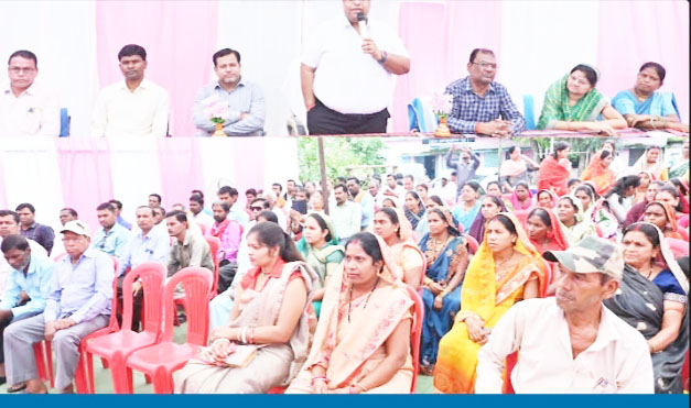 पालक-शिक्षक मेगा बैठक में पहुंचे कलेक्टर 