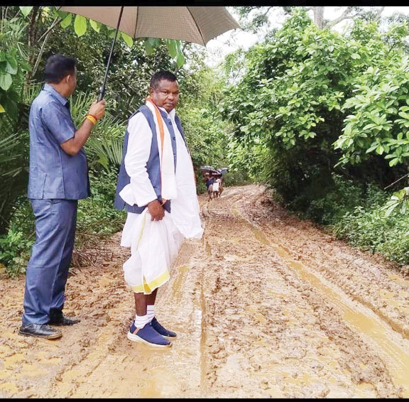 सडक़ ऐसी कि गाड़ी तो क्या इंसान पैदल भी नहीं जा सकता- लखमा