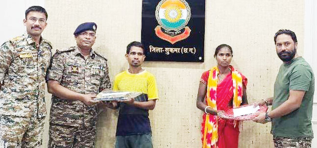 ईनामी महिला समेत 2 नक्सलियों का समर्पण