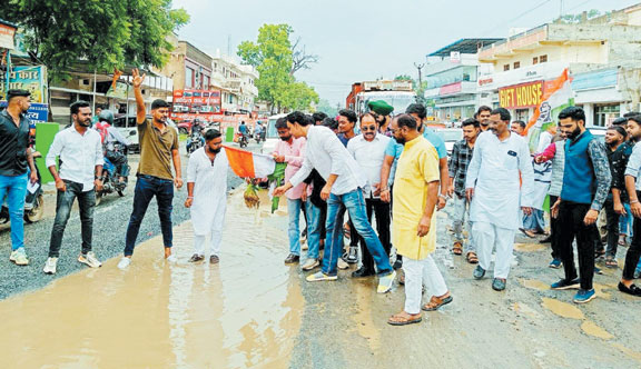 यूथ इंटक ने सडक़ के गड्ढों में रोपा लगा किया विरोध-प्रदर्शन