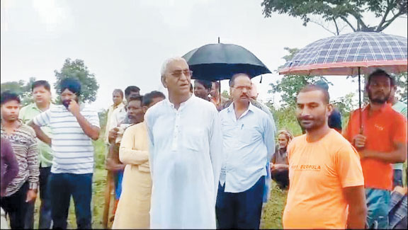बंधियाचुंआ में 100 एकड़ से अधिक वनभूमि में पेड़ों की कटाई, अतिक्रमण स्थल पहुंचे पूर्व डिप्टी सीएम बंधियाचुंआ में 100 एकड़ से अधिक वनभूमि में पेड़ों की कटाई, अतिक्रमण स्थल पहुंचे पूर्व डिप्टी सीएम