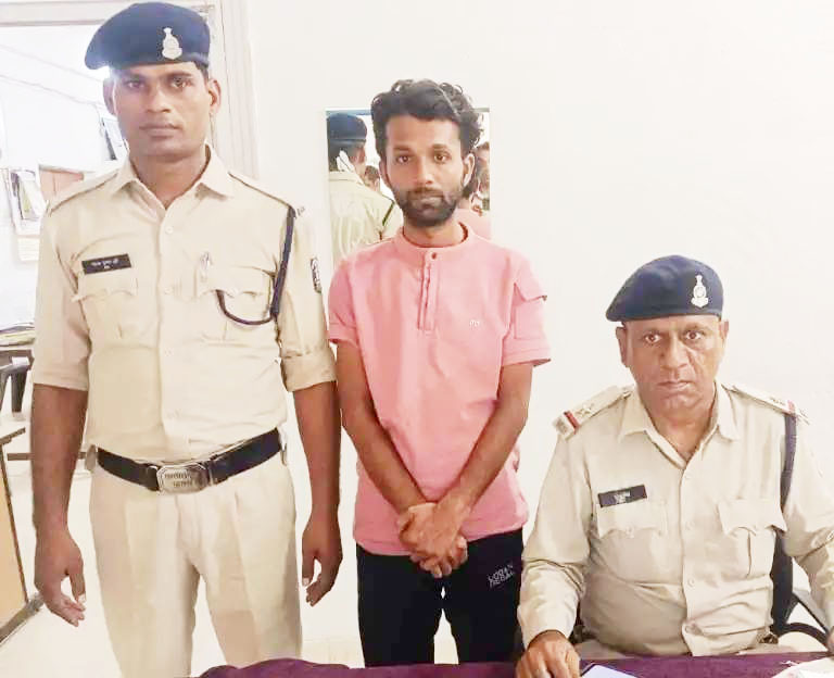 लाखों का गबन, आरोपी गिरफ्तार