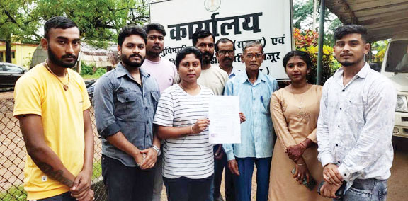 बांग्लादेश में हिंदुओं को संरक्षण देने एसडीएम को सौंपा ज्ञापन