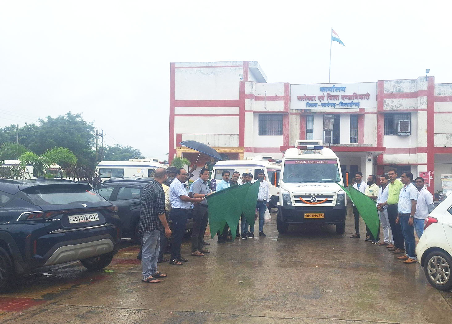 स्वास्थ्य जांच के लिए 5 एमएमयू वाहन को कलेक्टर ने झंडी दिखा किया रवाना