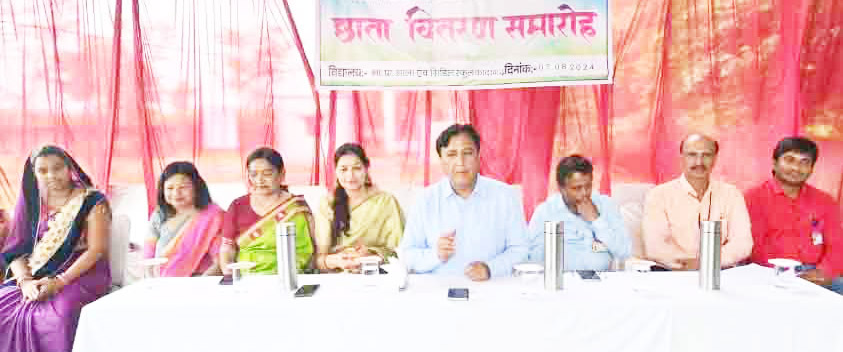 एनटीपीसी लारा ने स्कूली बच्चों को किया छाते का वितरण, 106 छात्र हुए लाभान्वित
