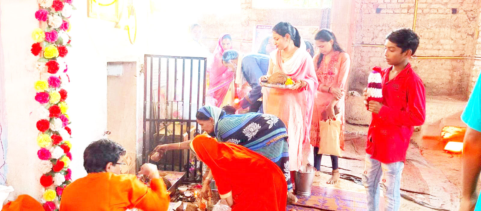 नाग पंचमी: ढाई सौ साल पुराने नागेश्वर मंदिर में चतुर्भुजी नागदेव का दर्शन करने भक्तों की कतार नाग पंचमी: ढाई सौ साल पुराने नागेश्वर मंदिर में चतुर्भुजी नागदेव का दर्शन करने भक्तों की कतार
