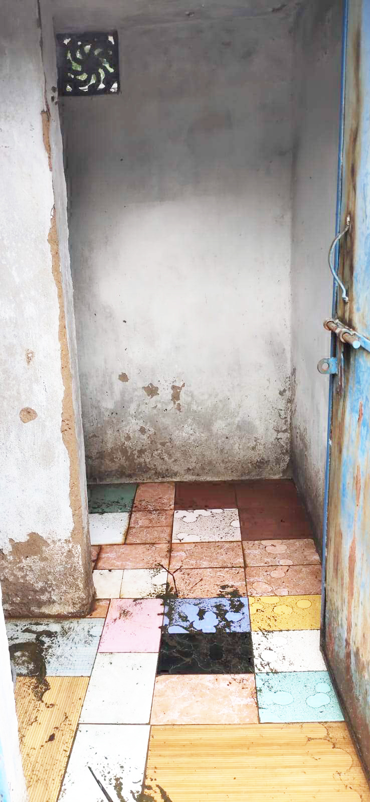 प्राथमिक शाला का शौचालय जर्जर, दीवारों में दरारें