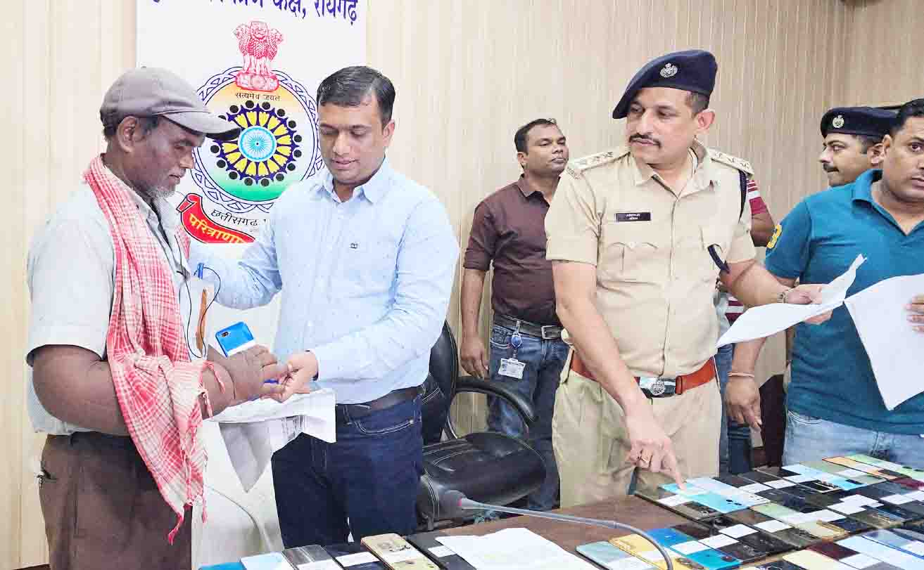 16 लाख के गुम मोबाइल बरामद, मालिकों को बांटे 16 लाख के गुम मोबाइल बरामद, मालिकों को बांटे