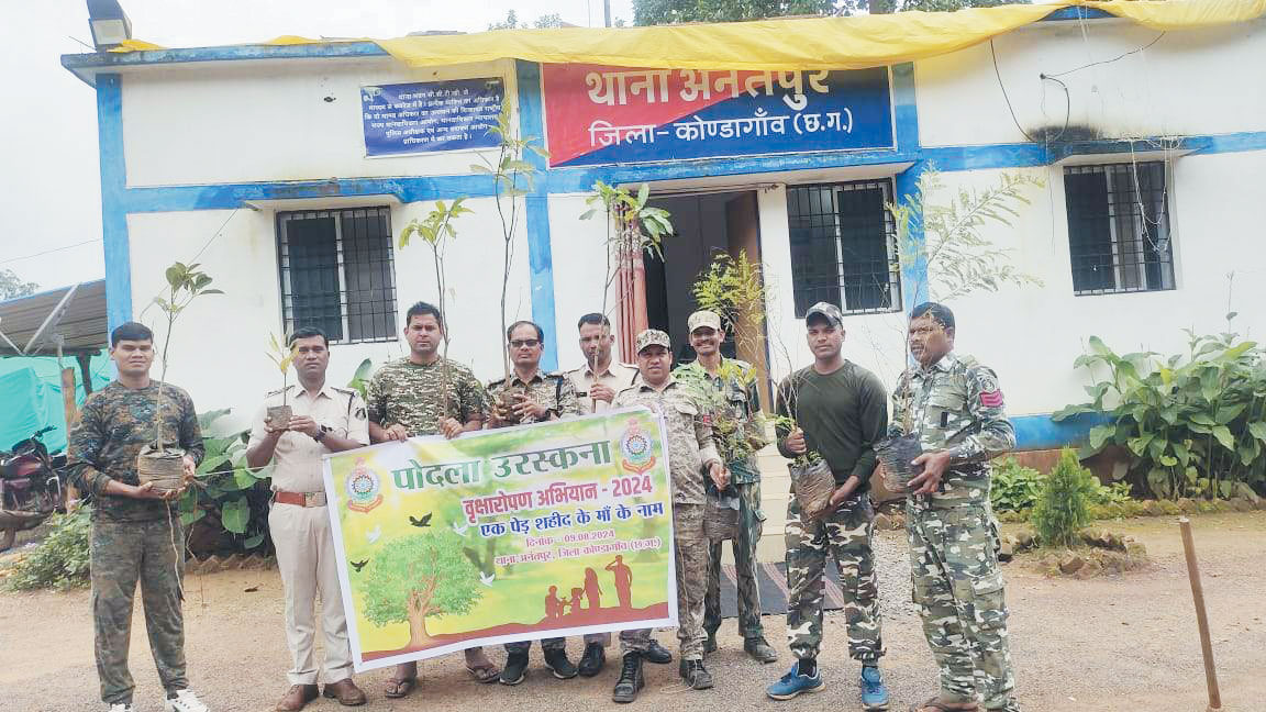 थाना अनंतपुर परिसर में पौधरोपण थाना अनंतपुर परिसर में पौधरोपण