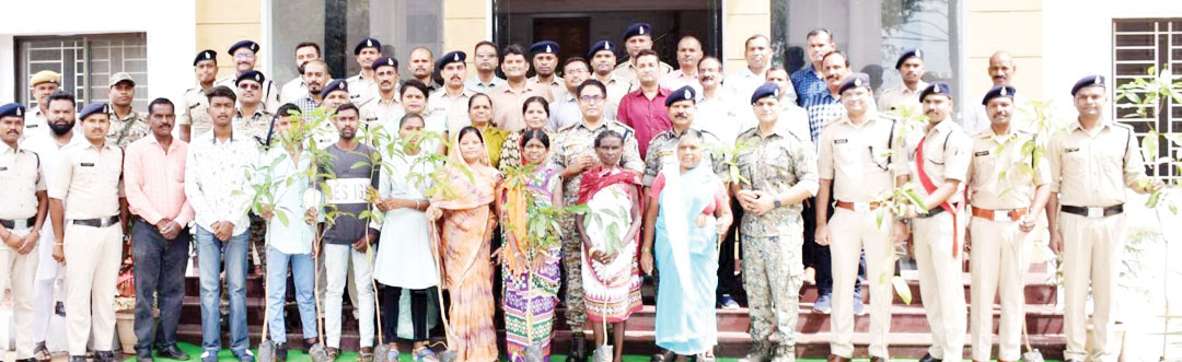 विश्व आदिवासी दिवस पर पुलिस ने लगाए एक पेड़ शहीद के माँ के नाम