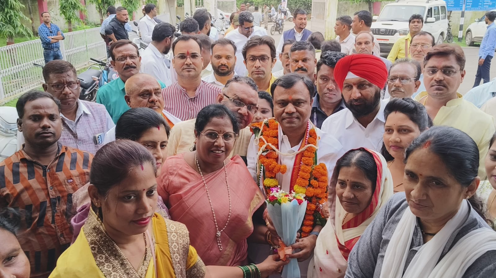 तिरंगा झंडा फहराने से आरएसएस को क्यों परहेज - बैज