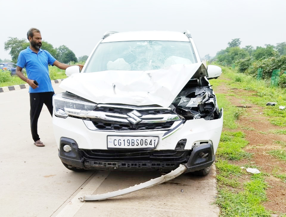 कार की टक्कर से स्कूटी सवार 2 छात्र गंभीर, अस्पताल में भर्ती