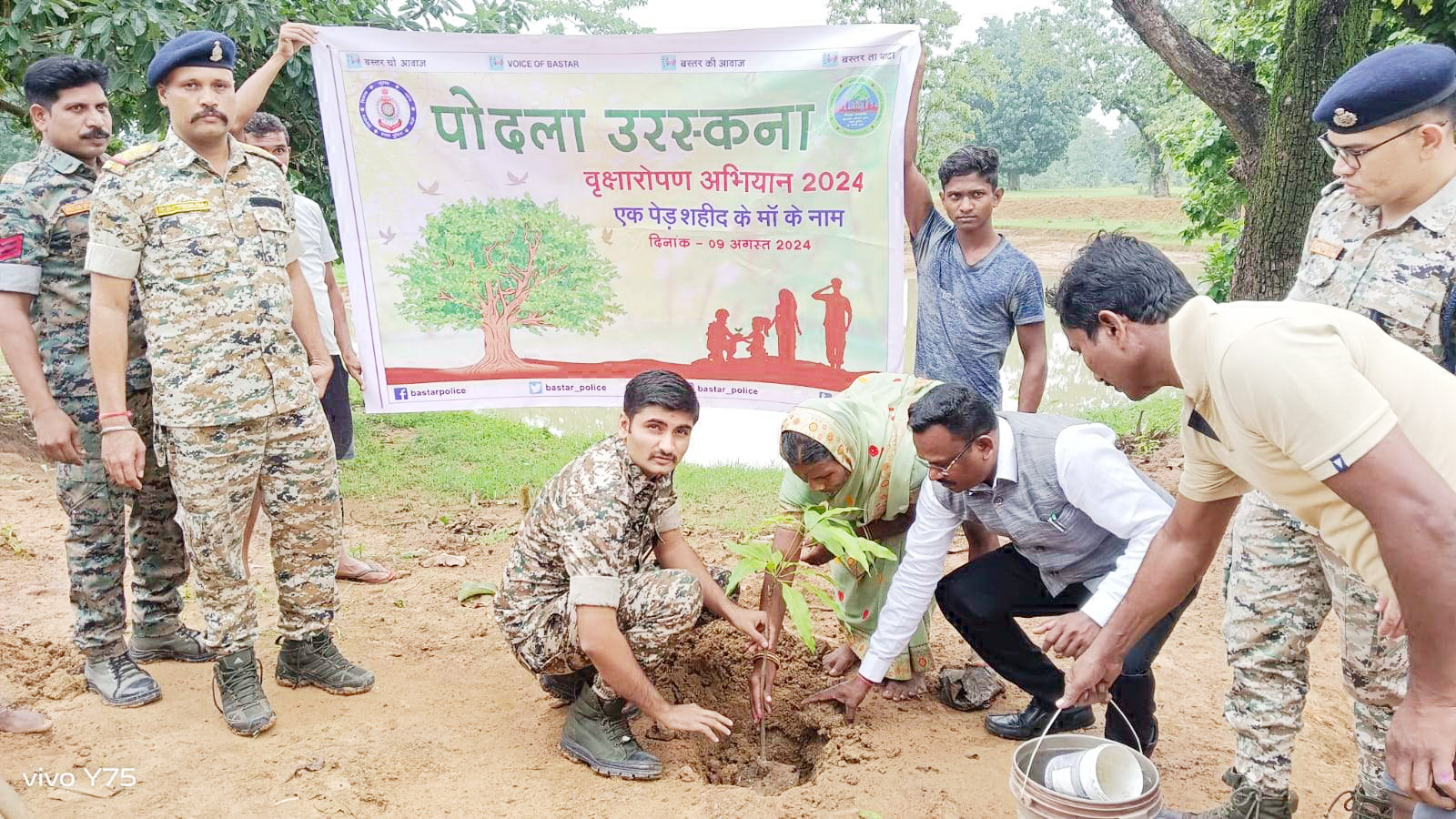  एक पेड़ शहीद के मां के नाम पर पौधारोपण