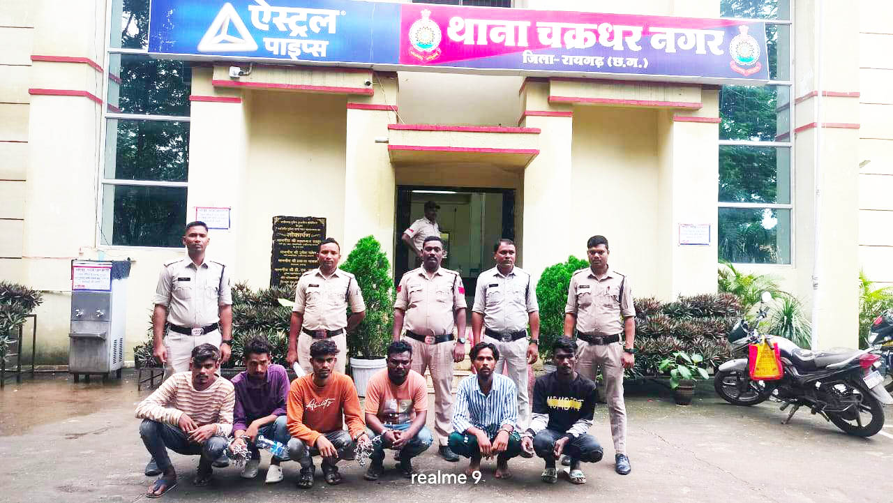 6 युवकों के बीच झड़प, पुलिस के हस्तक्षेप पर नहीं रुके तो पुलिस हिरासत में लेकर आयी थाने